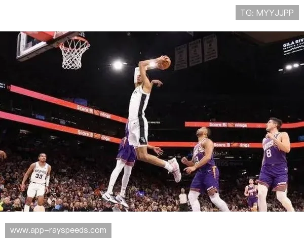 文班亚马场均12.9篮板3.8盖帽，攻防两端显统治力